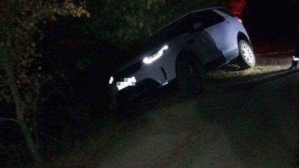 В Крыму внедорожник с пассажирами завис над пропастью В Крыму внедорожник с пассажирами завис над пропастью
