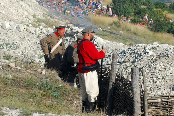 Корреспондент РИА Новости (Крым) Андрей Киреев (в красной рубашке) готовится к бою в роли реконcтруктора на Крымском военно-историческом фестивале в Севастополе