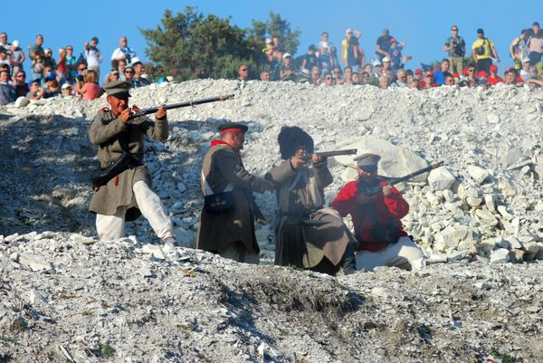 Корреспондент РИА Новости (Крым) Андрей Киреев (в красной рубашке) в разгар боя времен Крымской войны в роли реконcтруктора на Крымском военно-историческом фестивале в Севастополе
