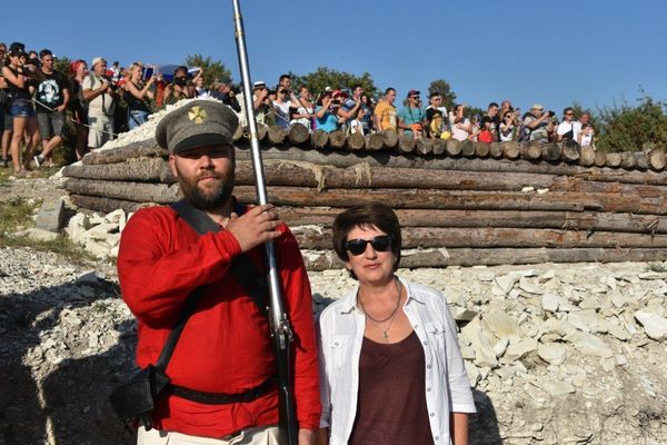 Корреспондент РИА Новости (Крым) Андрей Киреев в роли реконструктора и председатель заксобрания Севастополя Екатерина Алтабаева