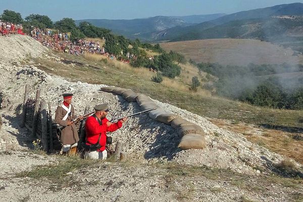 Корреспондент РИА Новости (Крым) Андрей Киреев (в красной рубашке) в роли реконcтруктора в разгар боя Крымской войны на Крымском военно-историческом фестивале в Севастополе