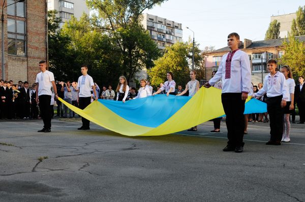 Ученики на торжественной линейке, посвященной Дню знаний, в Киеве