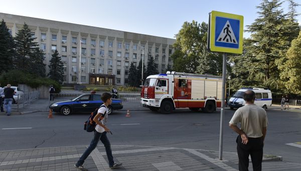 Здание городского совета Симферополя во время эвакуации при звонках о минировании