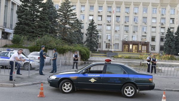Полицейская машина у здания городского совета Симферополя во время эвакуации при звонках о минировании Полицейская машина у здания городского совета Симферополя во время эвакуации при звонках о минировании