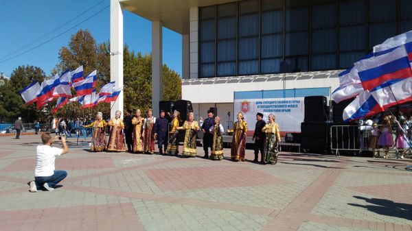 Ансамбль песни и танца развлекает симферопольцев во время празднования Дня флага и герба РК на площади им. Ленина в Симферополе
