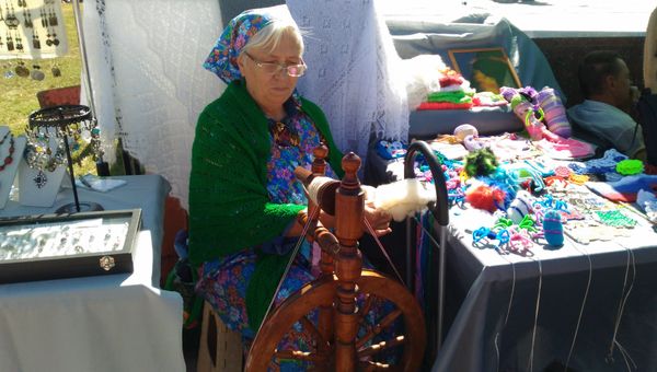 Выставка мастеров во время празднования Дня флага и герба РК на площади им. Ленина в Симферополе