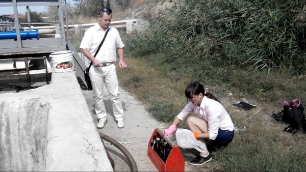 Инспекторы Росприроднадзора отбирают пробы на очистных сооружениях в Коктебеле Инспекторы Росприроднадзора отбирают пробы на очистных сооружениях в Коктебеле