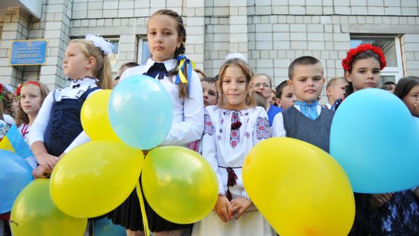 Ученики на торжественной линейке, посвященной Дню знаний, во Львове Ученики на торжественной линейке, посвященной Дню знаний, во Львове