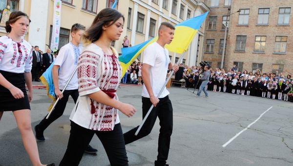 Ученики на торжественной линейке, посвященной Дню знаний, в Киеве Ученики на торжественной линейке, посвященной Дню знаний, в Киеве