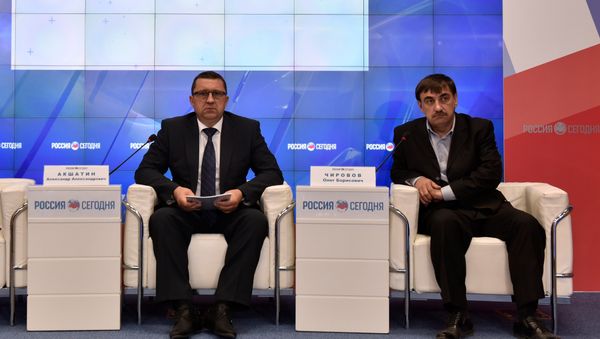 Председатель Комитета по противодействию коррупции Республики Крым Александр Акшатин и председатель Общественного Совета при Комитете по противодействию коррупции Республики Крым Олег Чировов на пресс-конфцеренции в мультимедийном пресс-центре МИА Россия сегодня в Симферополе