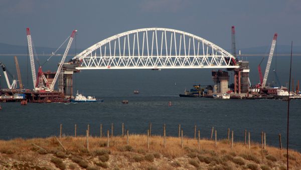 Железнодорожная арка строящегося моста через Керченский пролив