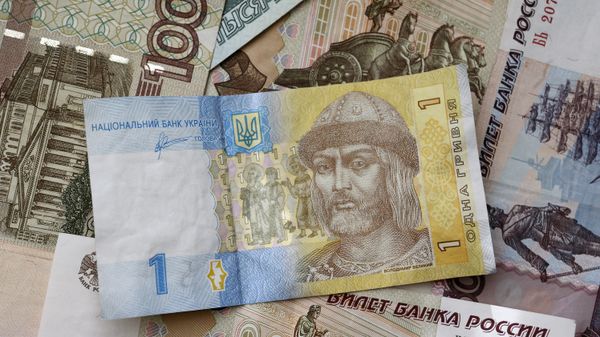 Денежные купюры и монеты России и Украины