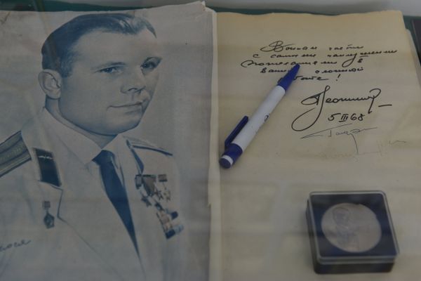 Запись Юрия Гагарина, оставленная в книге почетных гостей: Воинам части с самыми наилучшими пожеланиями в вашей сложной работе, которая хранится в музее космонавтики в Евпатории в Центре дальней космической связи 