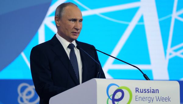 Президент РФ В. Путин принял участие в Международном форуме Российская энергетическая неделя