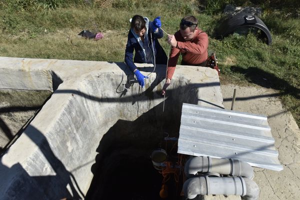 Отбор проб очищенной сточной воды инспекторами Росприроднадзора на канализационно-очистных сооружениях в Коктебеле