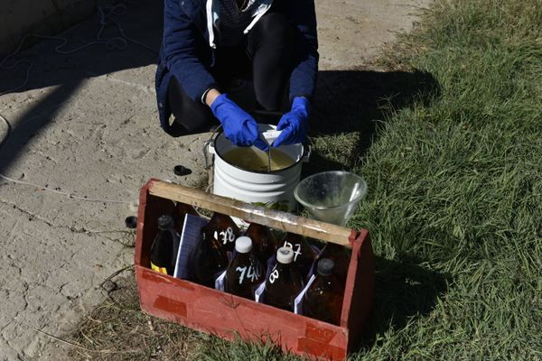 Отбор проб очищенной сточной воды инспекторами Росприроднадзора на канализационно-очистных сооружениях в Коктебеле