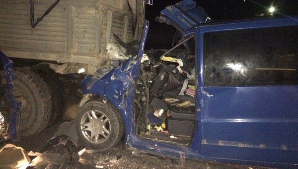 Столкновение автомобилей Mercedes и КамАЗ на объездной автодороге Западный обход Симферополя