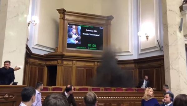 Нардеп Украины Юрий Левченко бросил в Раде дымовую шашку Нардеп Украины Юрий Левченко бросил в Раде дымовую шашку