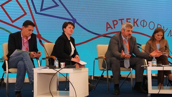 Заместитель министра образования и науки РФ Павел Зенькович (второй справа) выступает на II Всероссийском образовательном форуме в МДЦ Артек