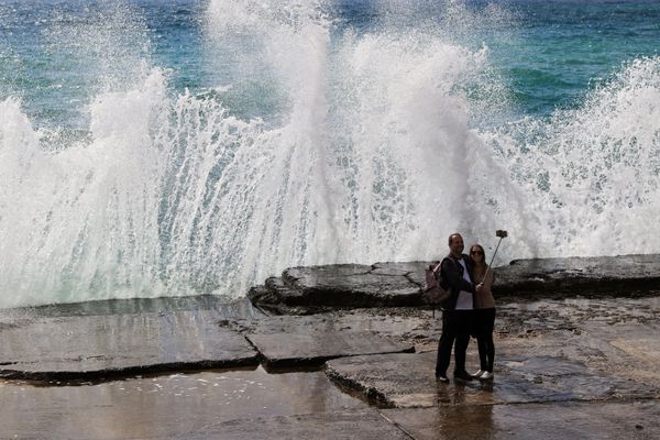 Отдыхающие фотографируются на набережной санатория Форос в поселке городского типа Форос Отдыхающие фотографируются на набережной санатория Форос в поселке городского типа Форос