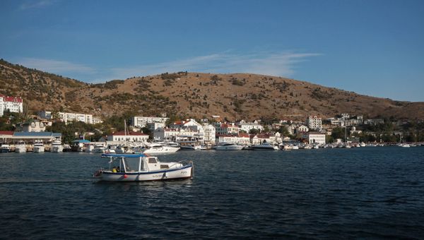 Катер в бухте Балаклавы Катер в бухте Балаклавы