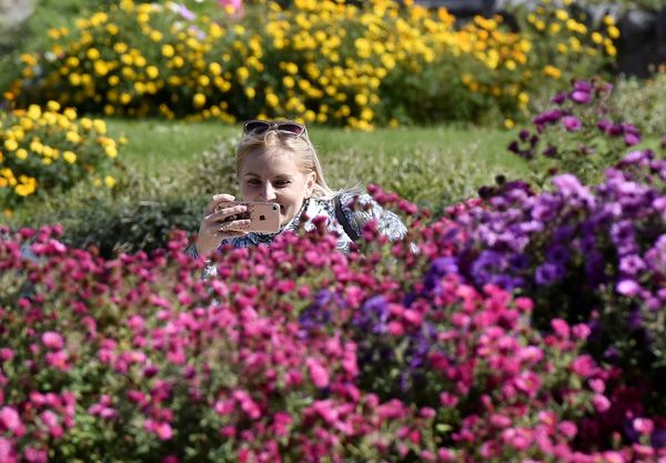 Женщина фотографирует цветы в Ботаническом саду Крымского федерального университета им.Вернадского в Симферополе Женщина фотографирует цветы в Ботаническом саду Крымского федерального университета им.Вернадского в Симферополе