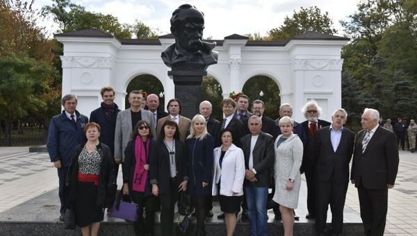 Представители украинских диаспор из различных стран прибыли в Симферополь Представители украинских диаспор из различных стран прибыли в Симферополь