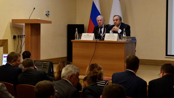 Заместитель председателя Совета министров Крыма - постоянный представитель РК при президенте России Георгий Мурадов (справа) на круглом столе Сотрудничество украинских общественных объединений Республики Крым с соотечественниками за рубежом в Симферополе