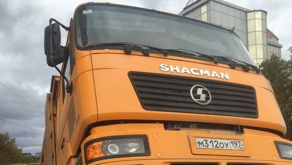 В Крыму груженый бордюрами самосвал провалился под землю