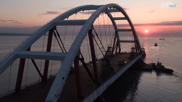 Плавопоры с автодорожной аркой Крымского моста вышли на фарватер Плавопоры с автодорожной аркой Крымского моста вышли на фарватер