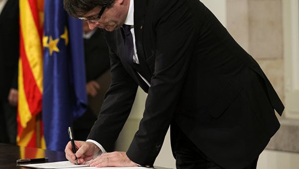 Председатель правительства Каталонии Карлес Пучдемон подписывает декларацию о независимости, 10 октября 2017