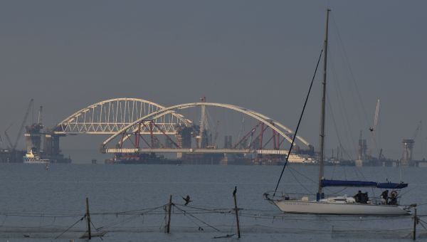 Буксировка автодорожной арки Крымского моста к фарватеру