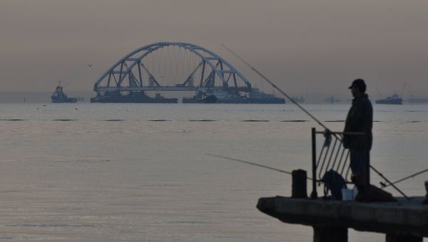 Буксировка автодорожной арки Крымского моста к фарватеру Буксировка автодорожной арки Крымского моста к фарватеру