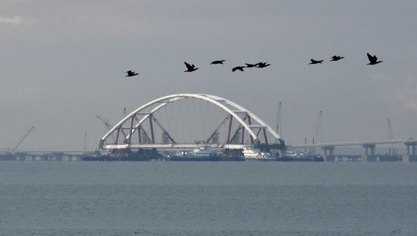 Установка автодорожной арки Крымского моста Установка автодорожной арки Крымского моста