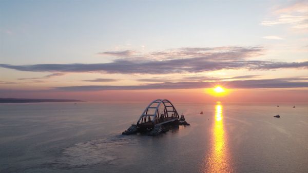 Транспортировка автодорожной арки Крымского моста к месту установки Транспортировка автодорожной арки Крымского моста к месту установки