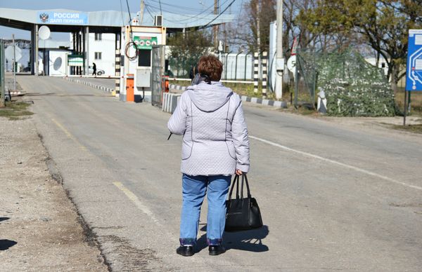 Женщина на пункте пропуска Перекоп (с украинской стороны - Чаплынка) 