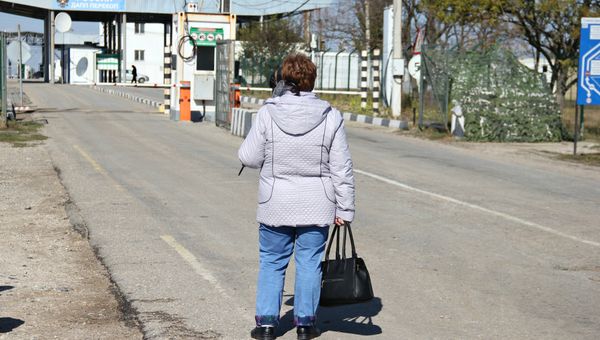 Женщина на пункте пропуска Перекоп (с украинской стороны - Чаплынка) 