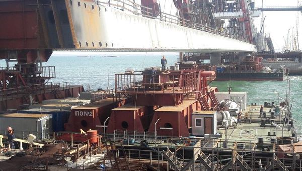 Моряки-участники морской операции в Керченском проливе передали автодорожную арку Крымского моста мостостроителям