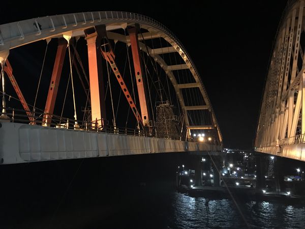 Автодорожную арку Крымского моста подняли на проектную высоту