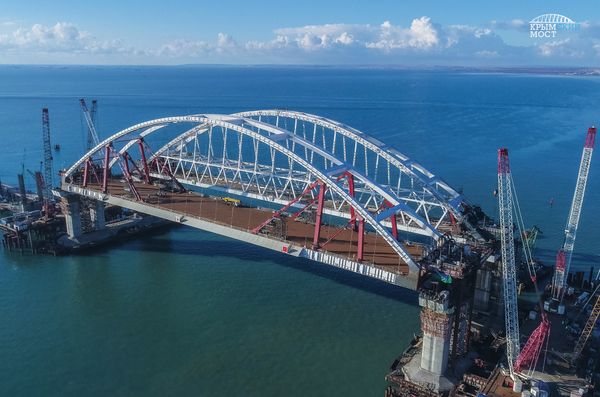 Установка автодорожной арки моста через Керченский пролив 