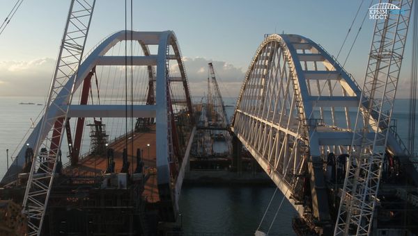Установка автодорожной арки моста через Керченский пролив
