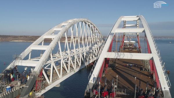Установка автодорожной арки моста через Керченский пролив