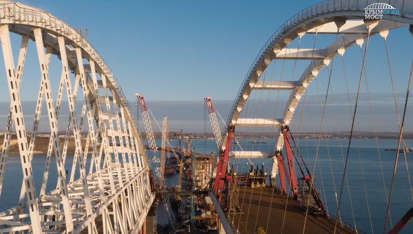 Установка автодорожной арки моста через Керченский пролив