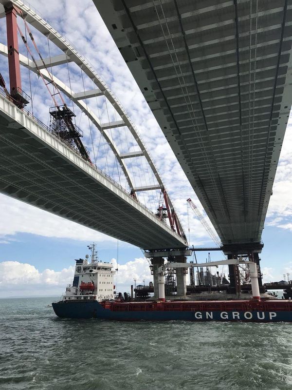 Первое судно прошло под автодорожной и железнодорожной арками моста через Керченский пролив