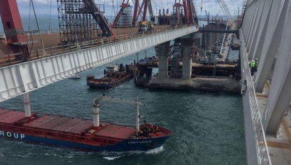 Первое судно прошло под автодорожной и железнодорожной арками моста через Керченский пролив