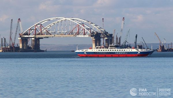 Установка автодорожной арки в процессе строительства Крымского моста в Керченском проливе. 13 октября 2017