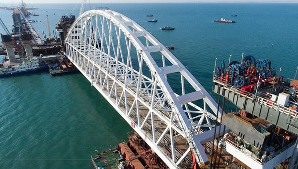 Железнодорожная арка Крымского моста доставлена на фарватер. 28 августа 2017