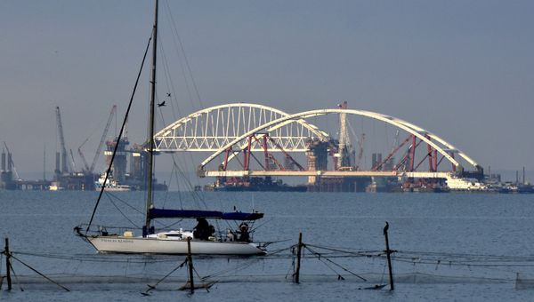 Плавучие опоры с автодорожной аркой моста в Крым на фарватере Керчь-Еникальского канала Плавучие опоры с автодорожной аркой моста в Крым на фарватере Керчь-Еникальского канала