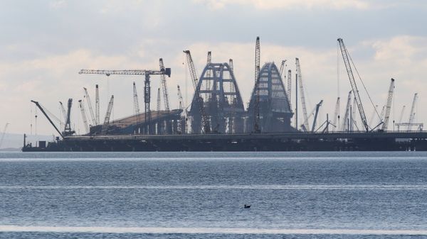 Автодорожная арка Крымского моста поднята на опоры