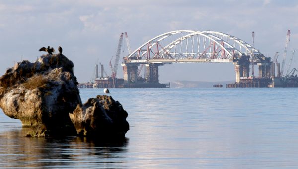 Автодорожная арка Крымского моста поднята на опоры